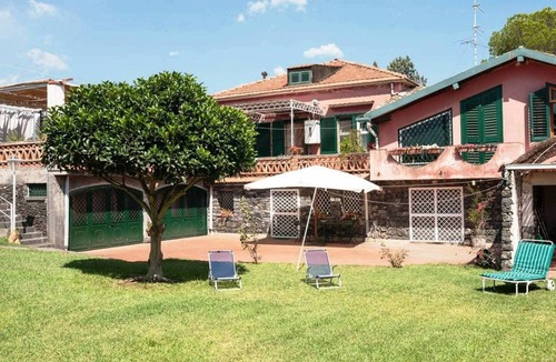 Acireale Villa | Villa With Garden in Sicily Near the sea