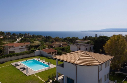 Plemmirio Villa | Villa with swimming pool a few meters from the sea (protected marine reserve of Plemmirio)