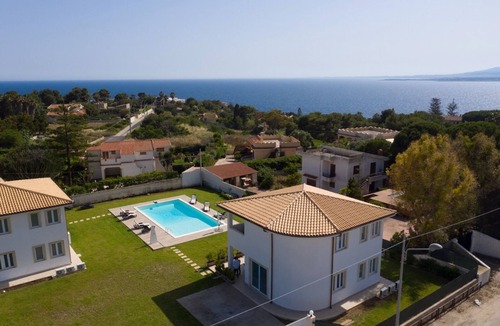 Plemmirio Villa | Villa with swimming pool a few meters from the sea (protected marine reserve of Plemmirio)
