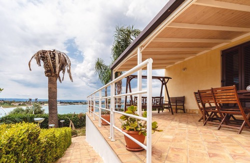 Isola Villa | Villa with swimming pool close to the sea