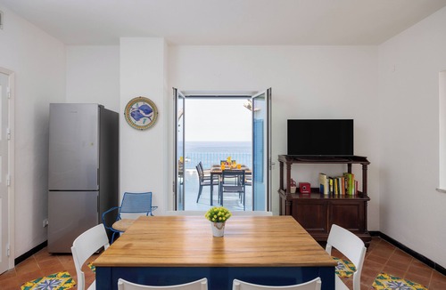 Capo Zafferano Villa | Villa with terrace 10 meters from the sea on the Capo Zafferano golf course.