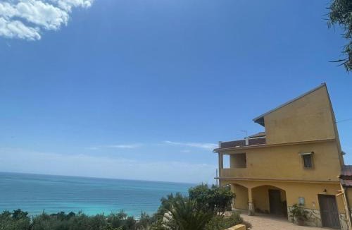 Licata Apartment | Villa Yellow House