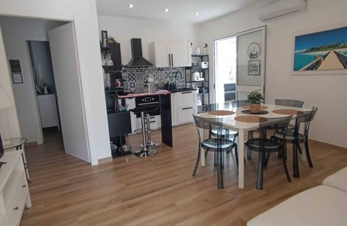 Arenella Villa | Villamar within walking distance of the sea.