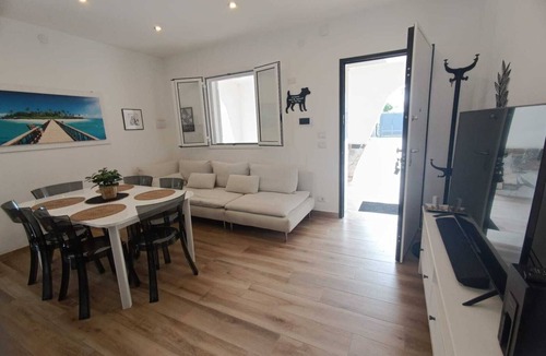 Arenella Villa | Villamar within walking distance of the sea.
