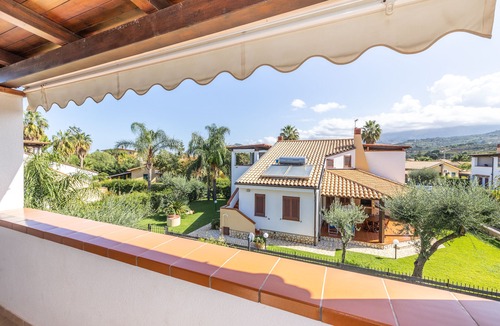 Piana Calzata Villa | VILLECEFALU. English lawn. 2 kitchens, 3 bedrooms, 3 bathrooms, veranda