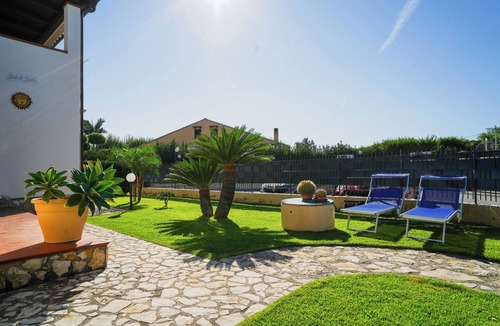 Piana Calzata Villa | villecefalu. Villa with English Lawn