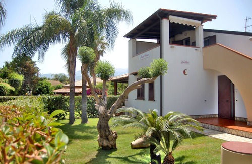 Piana Calzata Villa | villecefalu. Villa Deluxe with veranda close to the sea