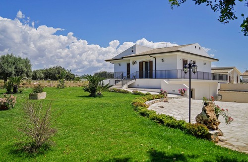 Cava dʼAliga Villa | Villetta Bianca, Scicli, Italy