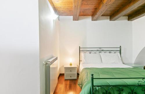 Centro Storico Apartment | Vittorio Emanuele & Via Roma Colorful Apartment