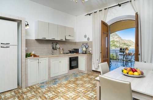 Santa Flavia Apartment | Waterfront apartment with beach access