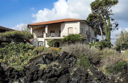 Pozzillo Apartment | Waterfront apartment with garden and wide sea view