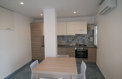 Pizzo Apartment | Wohnung 'Laura' mit Blick aufs Wasser by Interhome