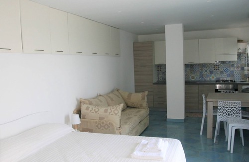 Pizzo Apartment | Wohnung 'Laura' mit Blick aufs Wasser by Interhome