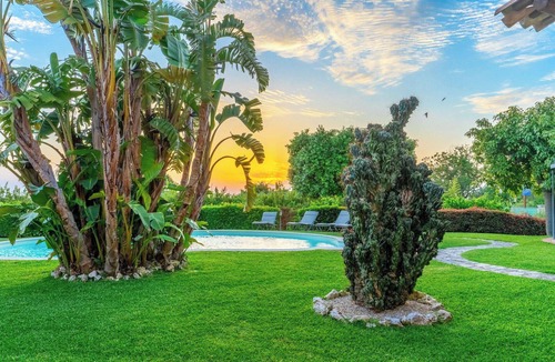 Polistena Villa | Wonderful private villa with A/C, hot tub, WIFI, private pool, TV and patio, close to Gioia Tauro