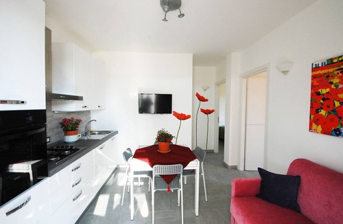 Piane Vecchie Villa | wonderful villa a few steps from the sea with terrace and garden, sleeps 6