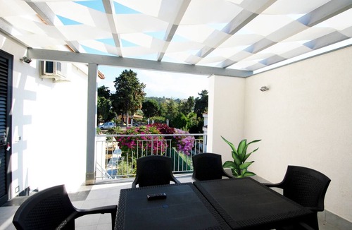 Piane Vecchie Villa | wonderful villa a few steps from the sea with terrace and garden, sleeps 6