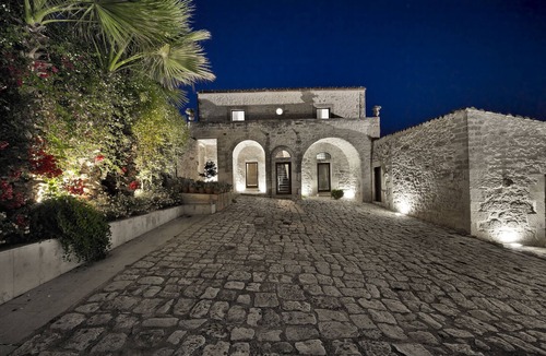 Ragusa Villa | Wonderful villa with pool, a courtyard and wide spaces.Ideal place for groups.
