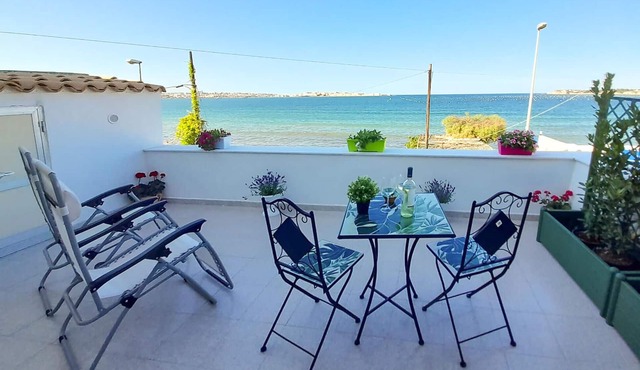 1 bedroom beach front home in Siracusa