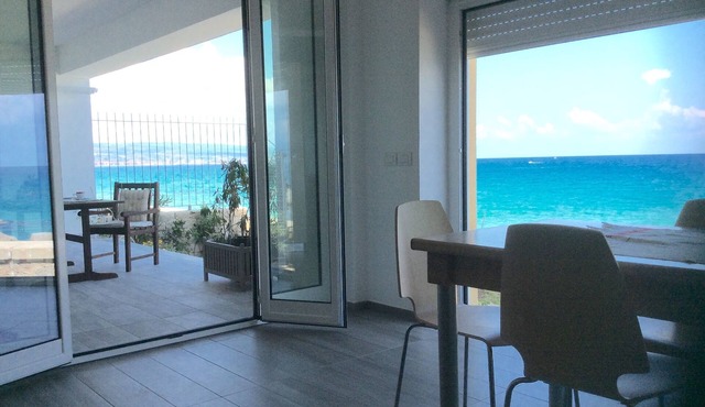 10 meters from the beach: Marina Holiday Home - Stunning Beachfront Home in Pizzo