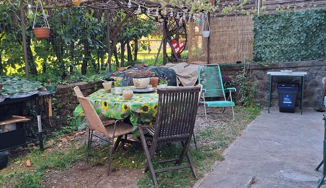 A peaceful spot just a stone's throw from the Teso Forest. Dogs welcome. in Maresca