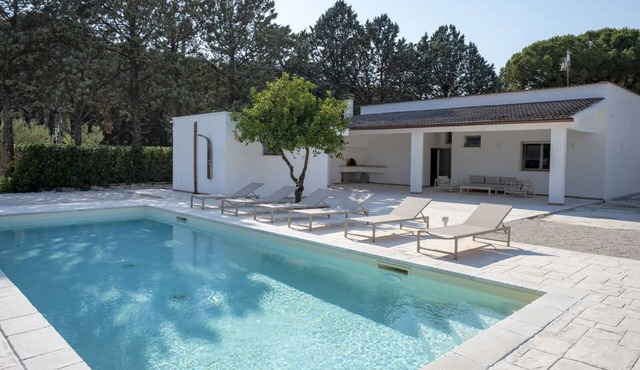 A stunning villa in Francavilla Fontana offering a relaxing, nature-filled stay, complete with a private garden, saltwater pool, and parking. Located just a short drive from the historic center, it is about 30 minutes by car from seaside spots like Lepor in Francavilla Fontana