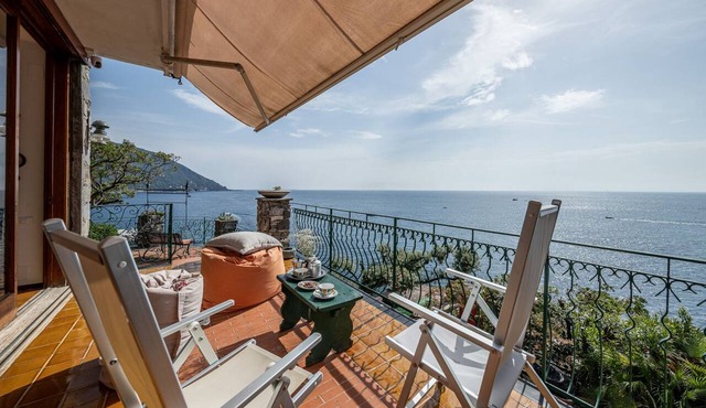 🏠 ACCOMMODATION DESCRIPTIONImagine waking up every morning to the sound of the sea, enjoying a cup of coffee while the sun lights up the Ligurian coast, and ending the day admiring one of the most spectacular sunsets on the Italian Riviera. This exclu in Camogli