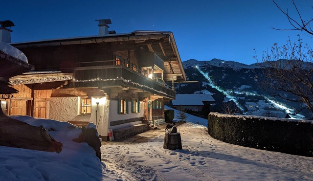 Alpine chalet with its own garden in Stummerberg