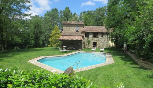 Antico Mulino - Villa with Pool Right on the Tiber | 2 Houses for 13 People in Umbria in Umbria