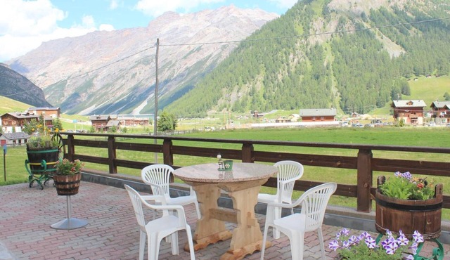 Apartment 6 with Mountain View, Shared Garden and Wi-Fi in Livigno