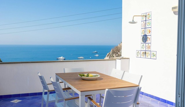 Apartment in Capri, located a stone's throw from the beach of Marina Piccola.