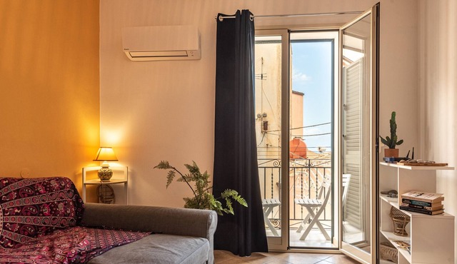 Apartment 'The Village House' with Balcony, Wi-Fi and Air Conditioning