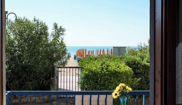 Apartment 'Villa Ridente 02' with Sea View, Private Terrace and Air Conditioning in Jesolo