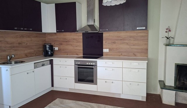 Apartment 'Weidenblick' with Mountain View, Private Terrace and Wi-Fi in Schottwien