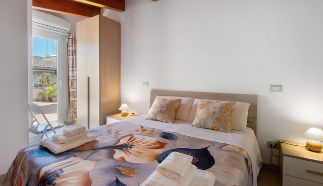 Attica BeB – 'Gialla' Room with Shared Terrace, Wi-Fi and Air Conditioning in Terlizzi