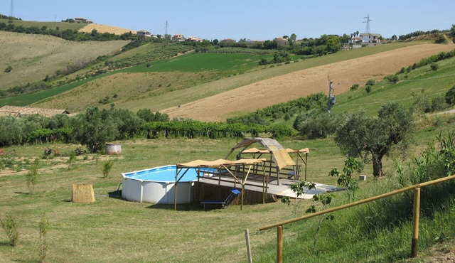 Beautiful apartment in villa with pool, A/C, WIFI, hot tub, TV, patio, pets allowed, panoramic view in Roseto Degli Abruzzi