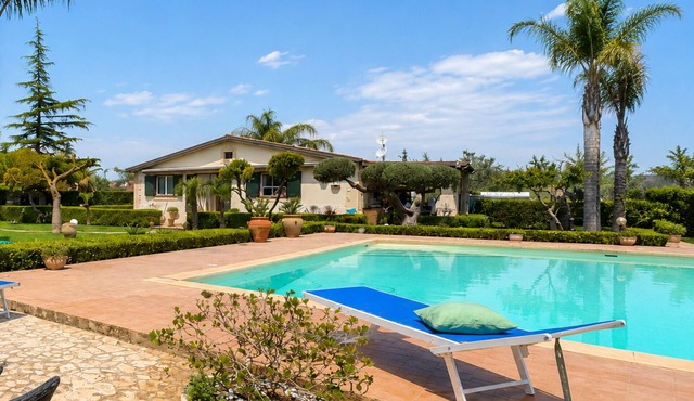 Beautiful private villa for 6 guests with A/C, private pool, WIFI, TV, patio and panoramic view