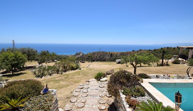 Beautiful private villa with A/C, private pool, WIFI, TV, patio, pets allowed and panoramic view