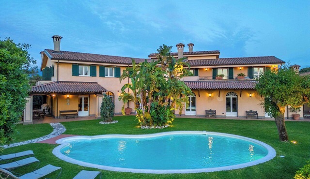 Beautiful private villa with private pool, A/C, WIFI, hot tub, TV and patio, close to Gioia Tauro