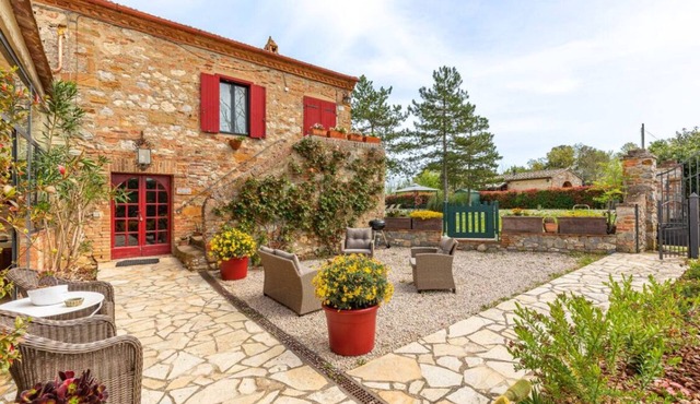 Beautiful restored farmhouse with swimming pool in the quiet of the Sienese hills. in Trequanda