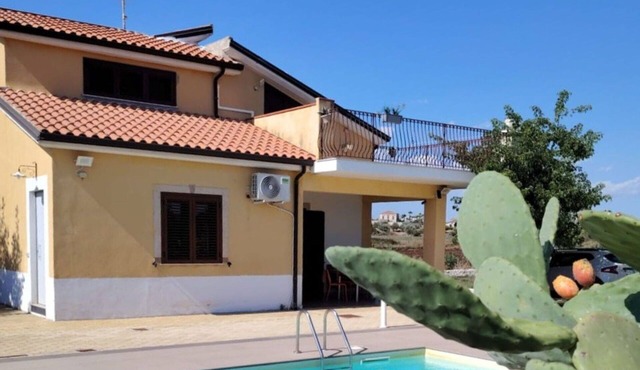 Beautiful villa for 4 guests with WIFI, A/C, private pool, TV and terrace