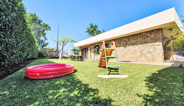 Beautiful villa for 6 guests with A/C, WIFI and terrace