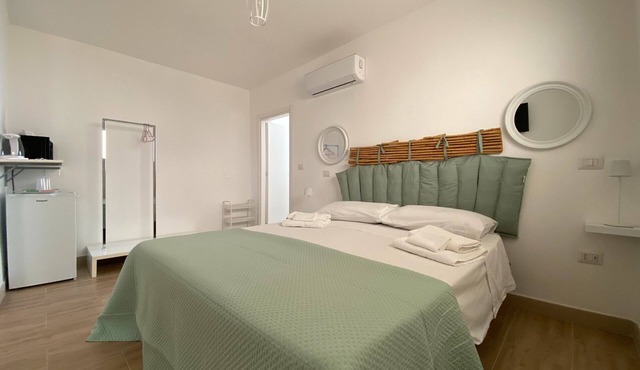 Bed and Breakfast 'Isid'Oro Rooms - Camera 3' with Wi-Fi and Air Conditioning in Sant'Isidoro