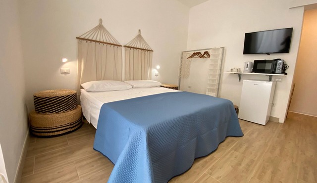 Bed and Breakfast 'Isid'Oro Rooms - Camera 1' with Balcony, Wi-Fi and Air Conditioning in Sant'Isidoro