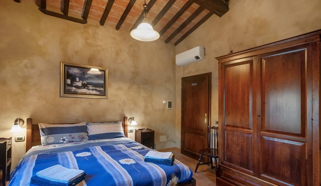 Blue Room 'Borghetto San Filippo' with Shared Pool, Wi-Fi and Air Conditioning in Barberino Tavarnelle