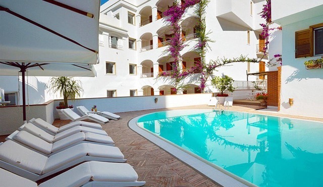 Casa Alloro E: A welcoming apartment located in the center of Minori and a few meters from the sea.
