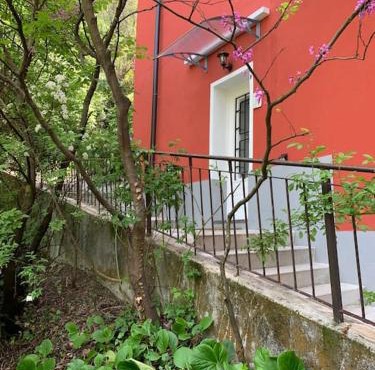 Casa vacanza in villa con piscina, giardino e posto auto in Trieste