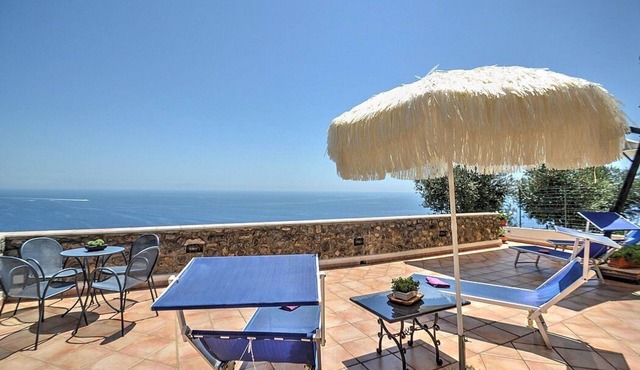 Casa Vela: A splendid two-story independent house which faces the sun and the sea, with Free WI-FI.