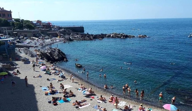 casetta sopra il mare in Genoa