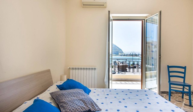 Casetta vista mare in piazza a Mondello by Wonderful Italy