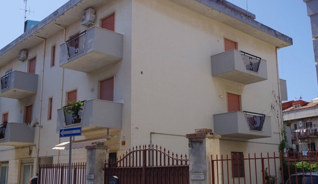 Central apartment, in a small quiet building, close to the sea.
